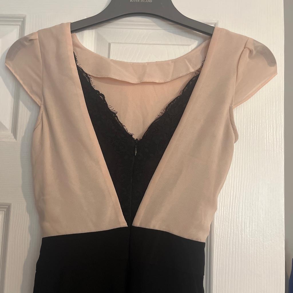 Pink and black Dorothy Perkins dress with black tie up belt and lace V back.
Size 6 only worn twice