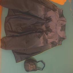 Regenanzug 
Regenjacke 164 Killtec
Regenhosen 152 CMP

Nur auf klassenfahrt mitgenommen und 1mal getragen