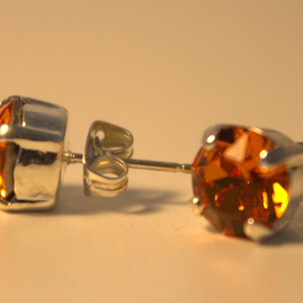 Ohrringstecker Silber
Mit Swarovski Elementen besetzt
Farbe: Orange
8mm groß
Nickelfrei