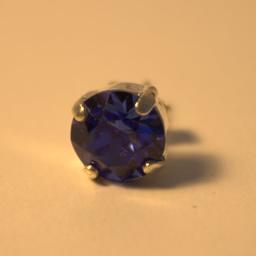 Ohrringstecker Silber ( Einzelstück)
Nur ein einzelner Ohrring, kein Paar
Mit Swarovski Elementen besetzt
Farbe: Hellblau
8mm groß
Nickelfrei