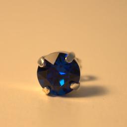 Ohrringstecker Silber ( Einzelstück)
Nur ein einzelner Ohrring, kein Paar
Mit Swarovski Elementen besetzt
Farbe: Blau
8mm groß
Nickelfrei