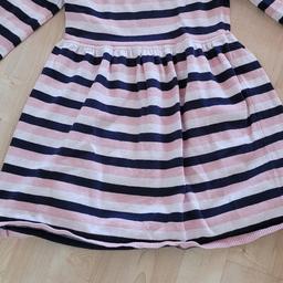 Ein gestreiftes Strickkleid Gr. 122/128.
Das Kleid ist pink,weiß und dunkel blau.