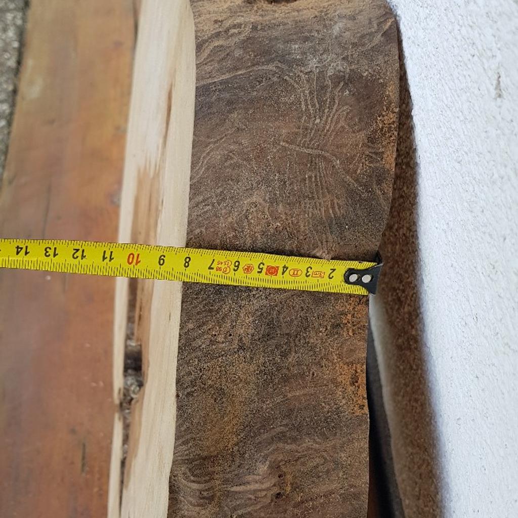Für Bastler gibt es hier die Möglichkeit eine plangefräste Baumscheibe aus Birnenholz mit einem mittleren Durchmesser von ca. 53cm (57cm x 50cm) mit einer Stärke von ca 8cm zu erwerben. Dekoscheibe ist durchgetrocknet und weist stellenweise Trocknungsrisse auf. Am Besten ist, wenn man sich vor Ort von der Qualität überzeugt.

Ideal für Bastler und Handwerker zur Fertigung eines Tisches mit Epoxidharz, einer Wanduhr oder Ähnliches.

Aufgrund der Größe wird Selbstabholung empfohlen, kann jedoch auch mittels Spezialverpackung versendet werden. Versandkosten trägt der Käufer.
