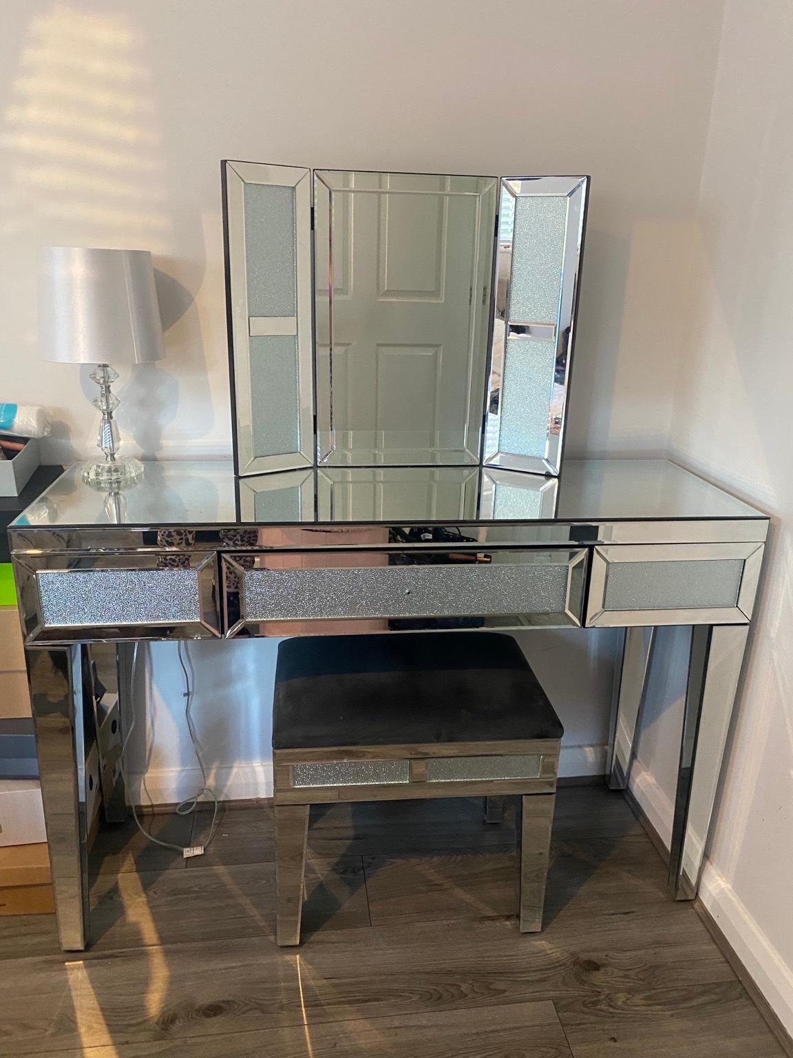 Mirrored dressing table with matching mirror in L13 Liverpool für 170