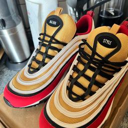 Moin ich verkaufe meine kaum getragenen Air Max 97

Die Schuhe sind personalisiert in einem wunderschönen Rot/Gold

Bei Interesse NUR ABHOLUNG IN BREMEN FINDORFF UND BARZAHLUNG

KEIN VERSAND