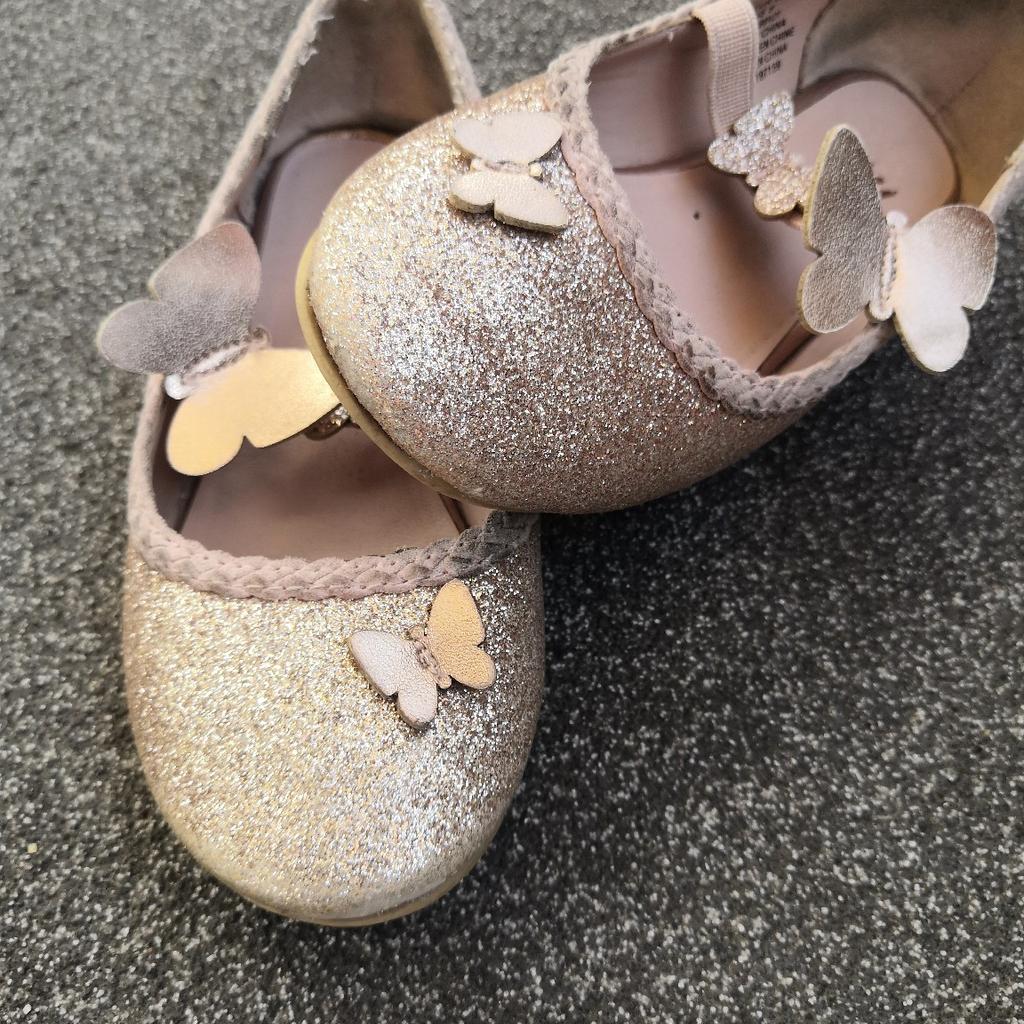 Glitter Ballerinas von H&M mit Schmetterlingen
Vorne etwas abgewetzt.

Abholung in 1050 oder 1010 (Nähe Oper)
Versand möglich (+5€)

Tierfreier Nichtraucherhaushalt
Privatverkauf

Mädchen