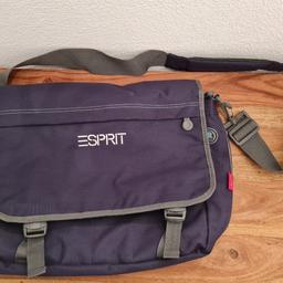 Verkaufe hier eine neue, ungenutzte Laptoptasche / Umhängetasche von Esprit. Bei Fragen gerne anschreiben

Abholung oder Versand möglich

Schaut auch gern bei meinen anderen Angeboten rein