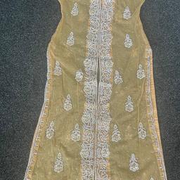 Beautiful embellishments gold long maxi dress with along half sleeve jacket with churidaar trousers

Only worn once

Size 38
