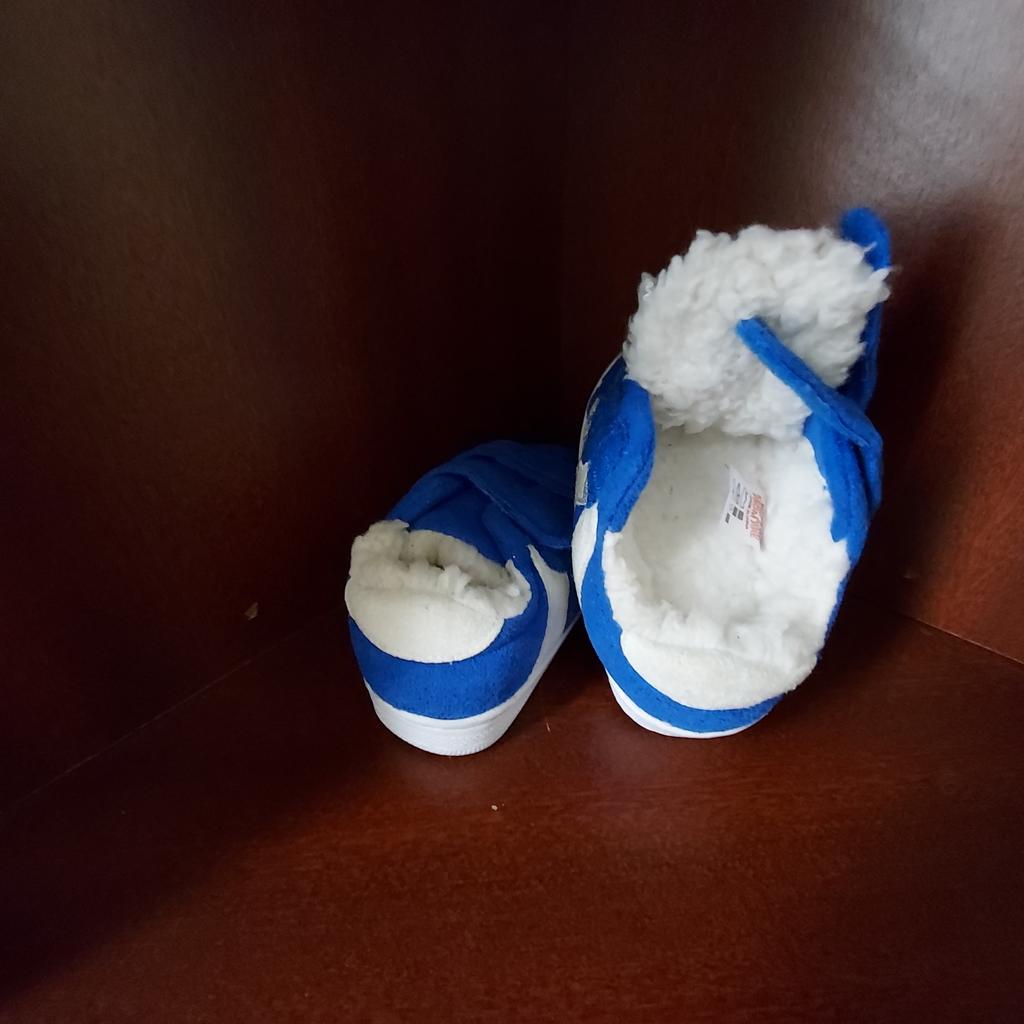Baby Shoes „Next“

On Fur Blue White Mix Colour

 Good Condition

Actual size: cm

Length soles: 14.5 cm

Length insoles: 10.5 cm

Size: 4 (UK) Eur 20.5

Made in China