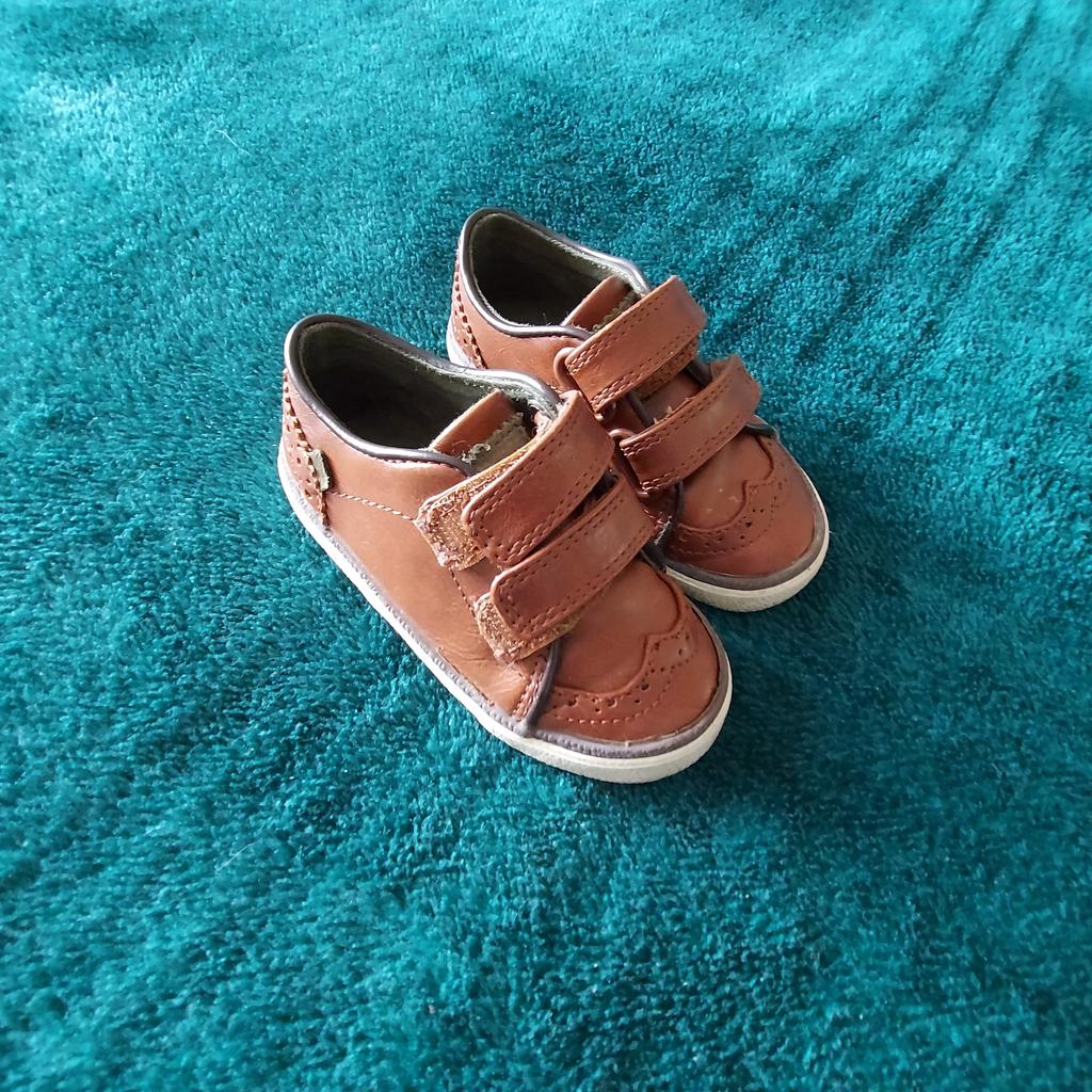Baby Shoes “Next”

 Brown Colour

Good Condition

Actual size: cm

Length soles: 15.5 cm

Length insoles: 13 cm

Size: 5 (UK) Eur 21.5

Made in Vietnam