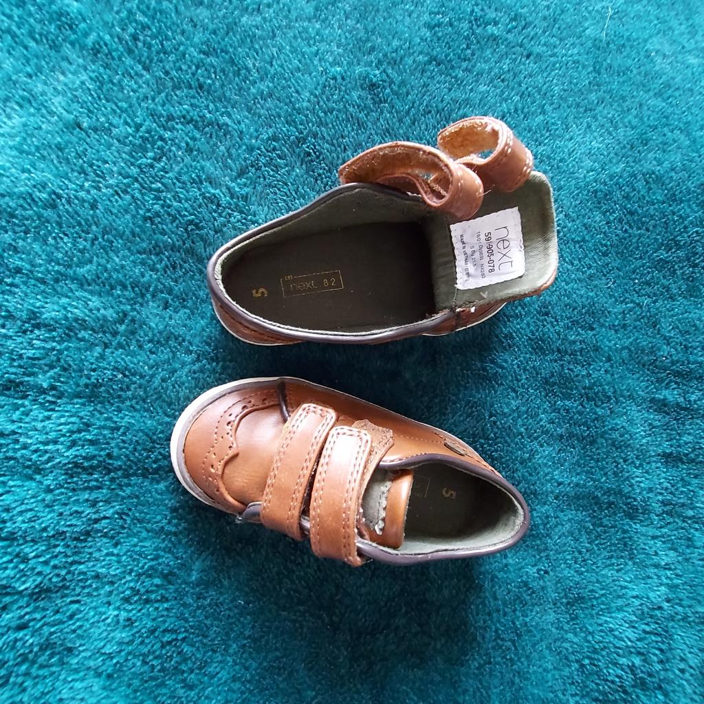 Baby Shoes “Next”

 Brown Colour

Good Condition

Actual size: cm

Length soles: 15.5 cm

Length insoles: 13 cm

Size: 5 (UK) Eur 21.5

Made in Vietnam