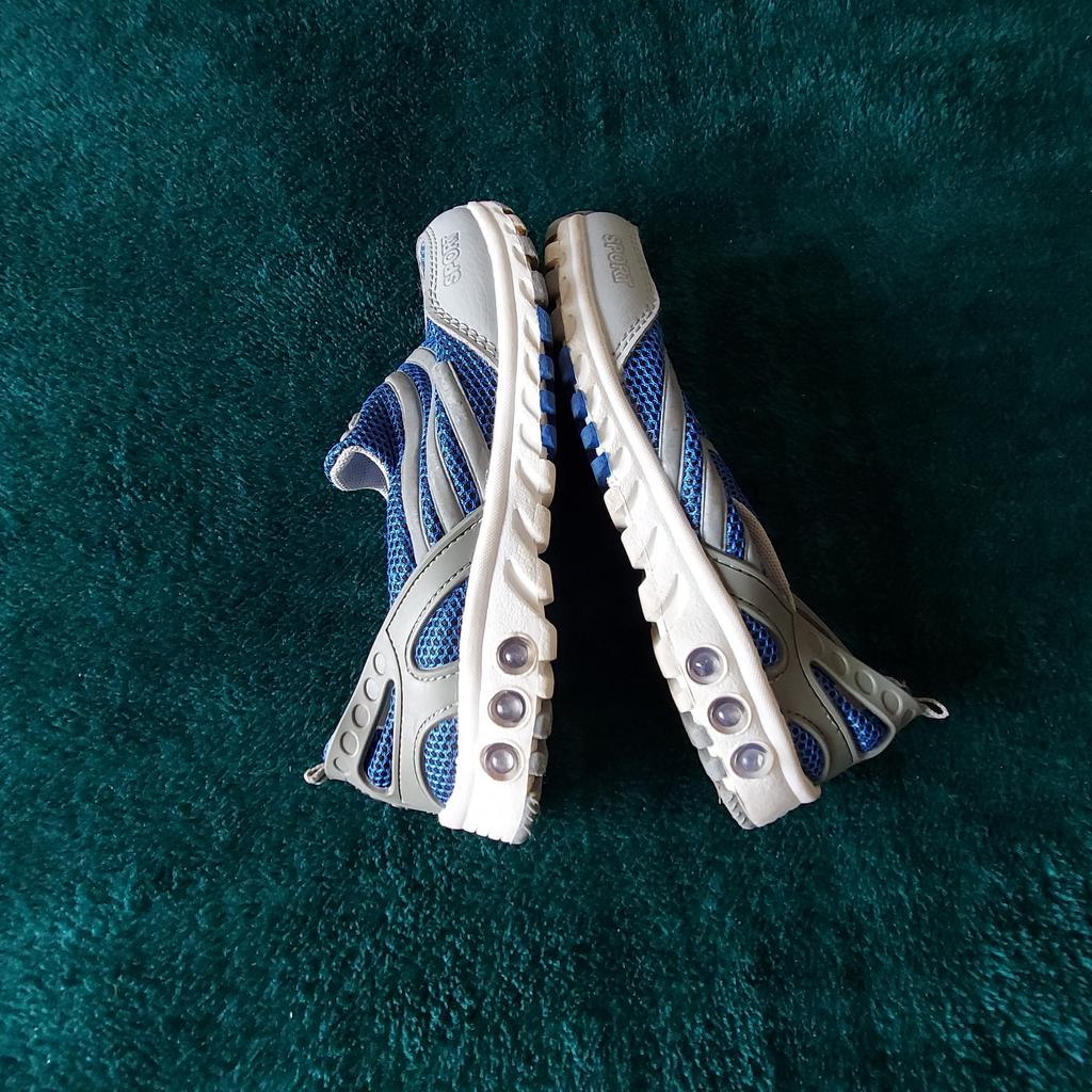 Sneakers Sport

Blue Grey Mix Colour

Good Condition

Actual size: cm

Length soles: 20 cm

Length insoles: 18.5 cm

Size: Eur 30

Made in India