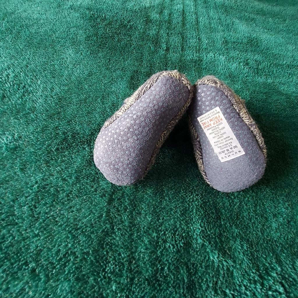 Baby Shoes “Nutmeg”

Dark Blue Grey Mix Colour

New Without Tags

Actual size: cm

Length soles: 11 cm

Length insoles: 8.5 cm

Age: 3-6 Months (UK)

Eur 62-68 cm,8 kg

Upper: 100 % Acrylic

Lining: 100 % Polyester

Outsole: 100 % Polyester

Made in China