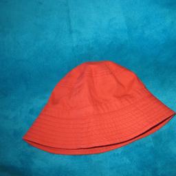 Cap “H&M“

Red Colour

New Without Tags

Actual size: cm

Height: 19 cm

Head volume: 45 cm – 46 cm

Depth: 19 cm

Age: Eur 110/116, US 4 - 6 Years

Shell: 100 % Cotton

Lining: 100 % Cotton

Made in India
