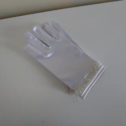 Gloves ”Claire’s” Club

 White Colour

 New With Tags

Actual size: cm

Length: 18 cm from central finger full

Length: 6 cm central finger

Volume hands: 16 cm – 18 cm

95 % Polyester
 5 % Elastane

Made in China

Retail Price £ 6.00, € 7.99 (Eur)