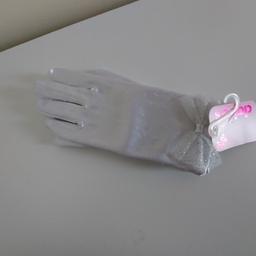 Gloves ”Claire’s” Club

 White Colour

 New With Tags

Actual size: cm

Length: 16 cm from central finger full

Length: 5.5 cm central finger

Volume hands: 14 cm – 15 cm

Outer: 100 % Polyester

Lining: 100 % Polyester

Made in China

Retail Price £ 6.00, € 7.99 (Eur)