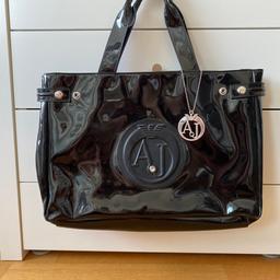 verkaufe meine gern getragene Armani Handtasche
- keine Flecken oder Löcher
- leichte Gebrauchspuren siehe Foto
- Nichtraucherhaushalt

Neupreis lag bei 200€