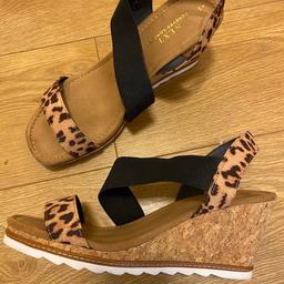 Next wedge heeled sandals, cheetah print, elastic straps

Women’s size uk 9 eur 43

Never worn only tried on

Will post if buyer pays postage

No time wasters please😊