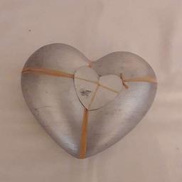 Verkaufe Deko-Herz aus Metall-Holz-Gemisch, silberfarben, in Top-Zustand.
Maße:
13 cm hoch
15 cm breit
5 cm tief