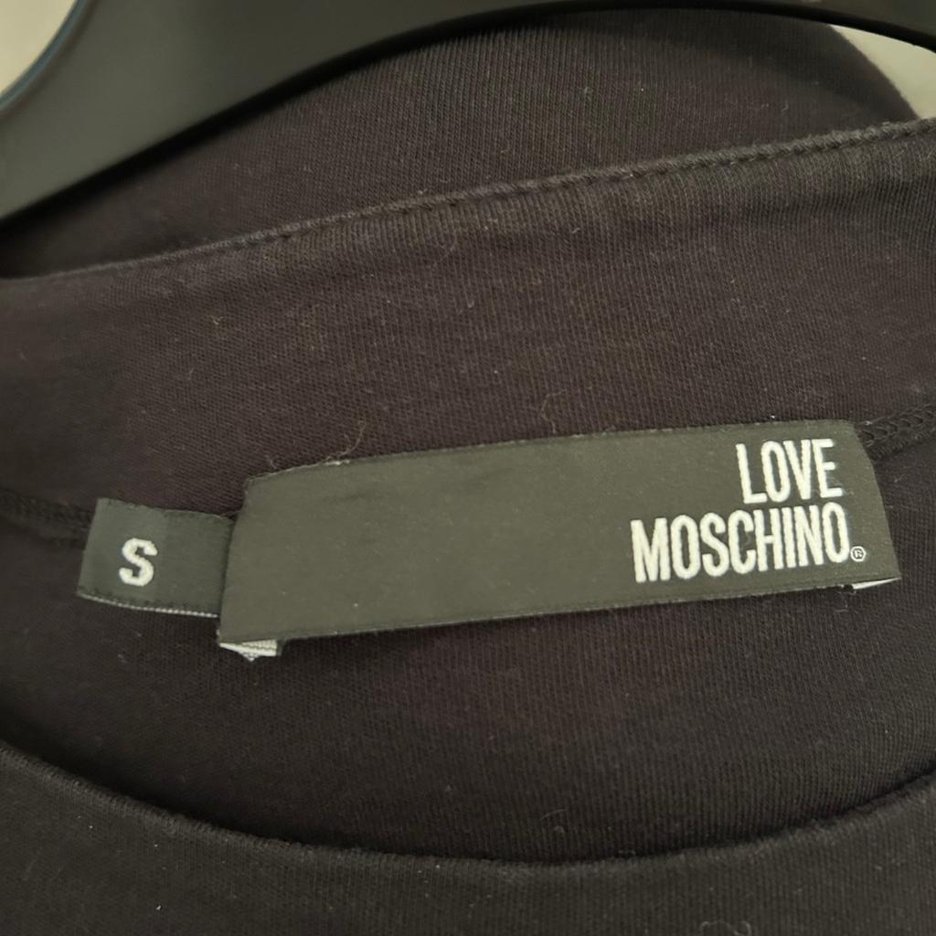 Love Moschino Maxi-Kleid mit Aufschrift INSTANT-SPACE-ENJOY
Größe S (durch den Oversized-Schnitt auch für M passend)
1x getragen
mit seitlichen Taschen

Schau auch mal in meine anderen Artikel rein - bestimmt ist noch etwas für dich dabei!
