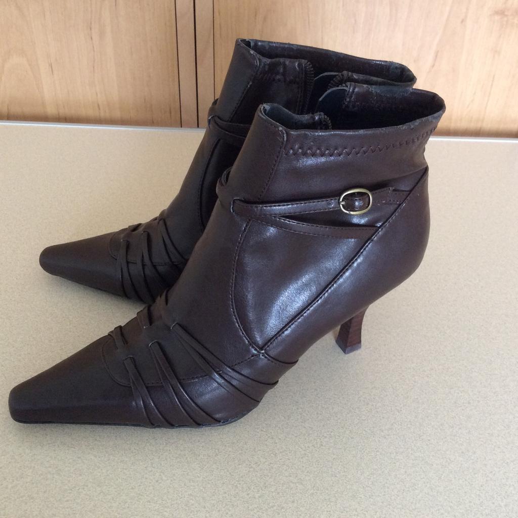 Markon 'Jolson' Brown Ankle Boots (Size 5)

Markon 'Jolson' Brown Ankle Boots
Size UK 5 / US 7M
3inch Heel
Zip Close, Pointed Toe
Code 134814-BN-K5
Synthetic Upper, Lining & Outsole
Brand New in Box
Never been Worn

Comes from a non-smoking, no pets home
Item to be paid for by Cash on Collection only

Can arrange for delivery for additional cost if required
£20