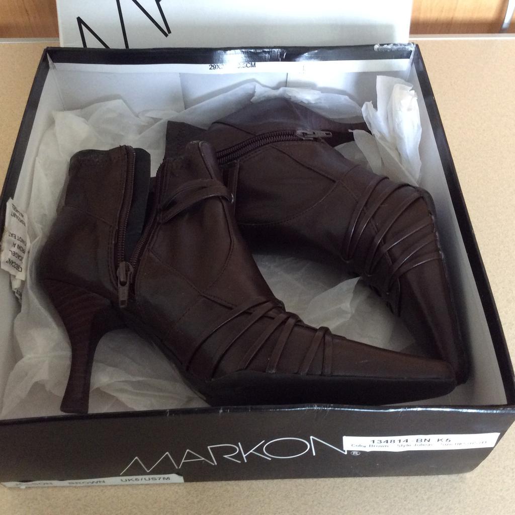 Markon 'Jolson' Brown Ankle Boots (Size 5)

Markon 'Jolson' Brown Ankle Boots
Size UK 5 / US 7M
3inch Heel
Zip Close, Pointed Toe
Code 134814-BN-K5
Synthetic Upper, Lining & Outsole
Brand New in Box
Never been Worn

Comes from a non-smoking, no pets home
Item to be paid for by Cash on Collection only

Can arrange for delivery for additional cost if required
£20