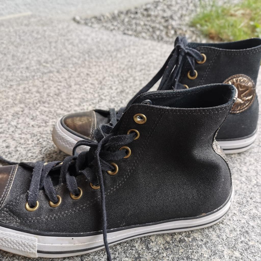 Schöner, neuer Converse All Star Sneaker, schwarz mit Gold zu verkaufen. Wurde nie getragen, für schmale Füße geeignet.
Versand innerhalb Österreich zusätzlich 6 Euro