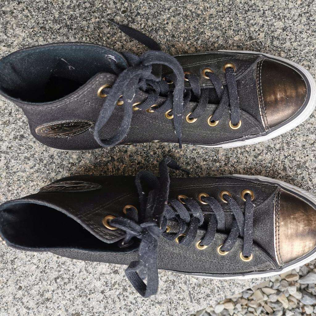 Schöner, neuer Converse All Star Sneaker, schwarz mit Gold zu verkaufen. Wurde nie getragen, für schmale Füße geeignet.
Versand innerhalb Österreich zusätzlich 6 Euro