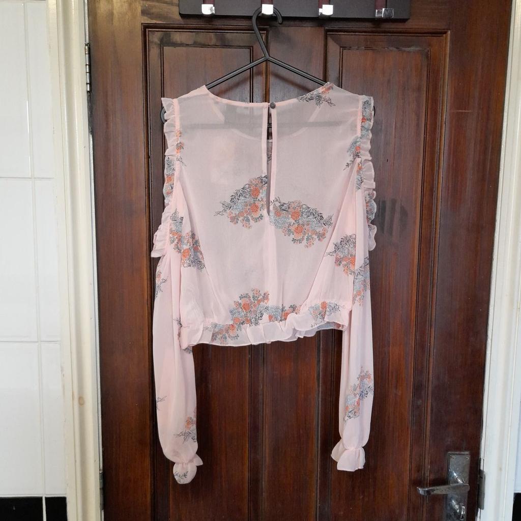 ▪ Small
▪ From Forever 21
▪ Brand new with tags
▪ Pink with floral pattern, short in length, maybe around belly button, cold shoulder style, 100% polyester, very lightweight, RRP £15 + handwash only

--------------------

If want measurements +/or more pictures, please ask

--------------------

Collection - M34 5PZ
OR
Can post at an additional cost

--------------------

Audenshaw Gorton Ashton Denton Openshaw Droylsden Manchester Hyde Tameside Reddish Dukinfield Stalybridge womens clothing ladies clothing pink blouse ladies blouse womens top tops floral blouses size 8 blouse size 6 blouse size 4 blouse summer top holiday blouse forever 21 blouse bnwt cold shoulder blouse flower flowers