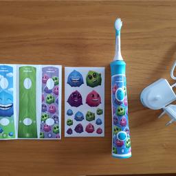 Elektrische Schallzahnbürste für Kinder (Philips Sonicare Kids). Nur 2x verwendet. Mit neuem unbenutzten Bürstenkopf, Ladekabel und bunten Stickern. Gekauft um € 45,99.