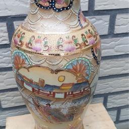 Chinesische Vasen Porzellan Handbemalt made in china
Mit Goldrand und wunderschöne Blumen,hat am rand minimale kleinen riss , goldrand etwas abgerieben,genauen Alter weiß ich nicht.
Ist 36cm groß ,12cm durchmesser
Versand 7€ Überweisung