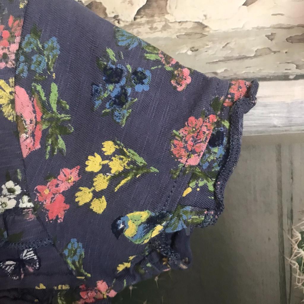 THIS IS FOR A BUNDLE OF GIRLS CLOTHES

1 X NAVY AND WHITE STRIPPED JUMPSUIT FROM NEXT - WORN A FEW TIMES BUT IN EXCELLENT CONDITION
1 X BLUE MANTARAY DRESS WITH BIRD AND FLORAL THEME - USED BUT IN GREAT CONDITION

PLEASE SEE PHOTO