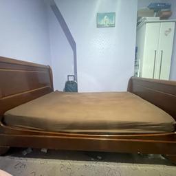Solid wood sleigh king size bed with mattress
Exceptional quality few scratches on the footboard
Very sturdy and strong!
In great condition still!
Comes with mattress

Oaks Willis&Gambier bed