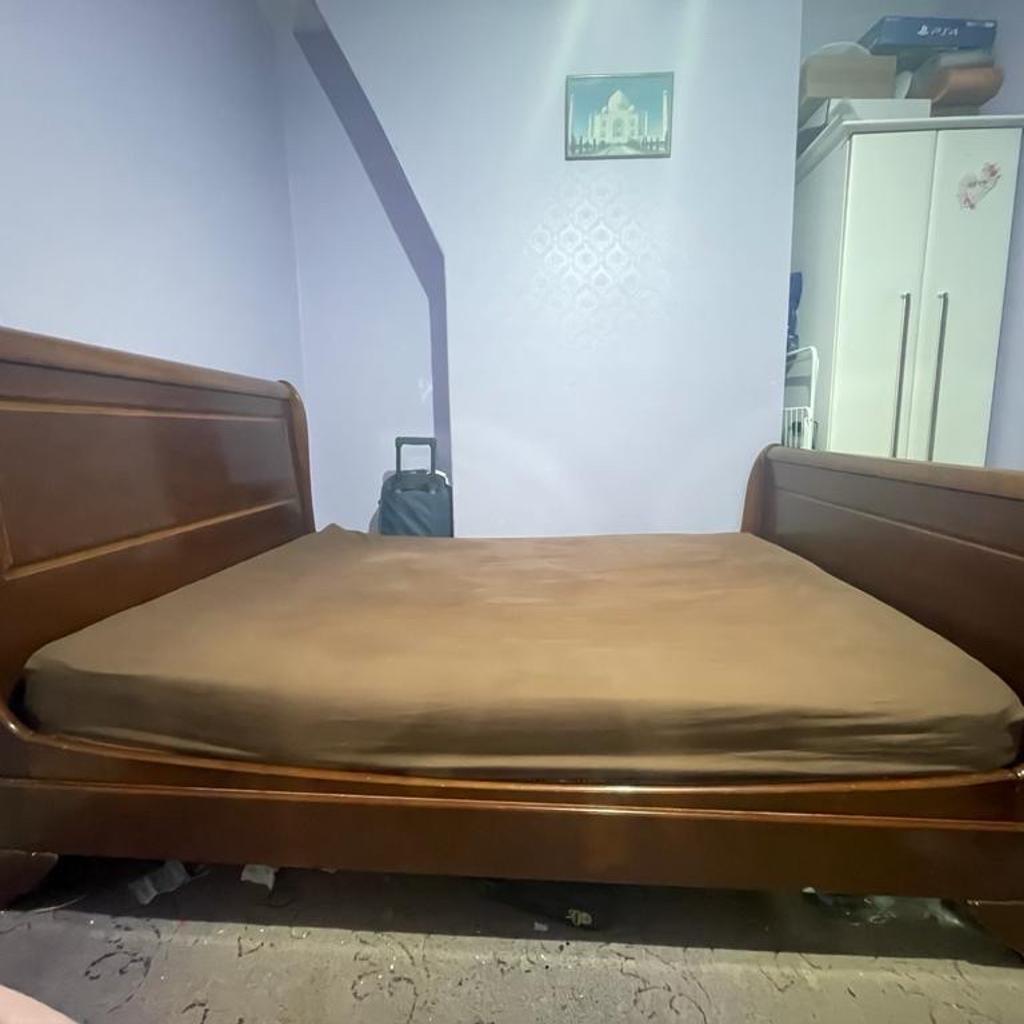 Solid wood sleigh king size bed with mattress
Exceptional quality few scratches on the footboard
Very sturdy and strong!
In great condition still!
Comes with mattress

Oaks Willis&Gambier bed

Manchester

M16
