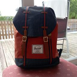 Sehr wenig gebrauchter Herschel Rucksack 😀.
Orange/Blau
NP. 60€