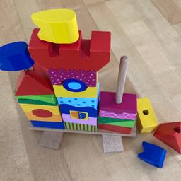 Wunderschönes Holzbausteine-Spiel von Goki
Fördert Ihr Kind mit viel Spaß 
Kann genau nach Plan oder frei nach den eigenen Ideen aufgebaut werden 
Preis pro Spiel 15,-