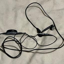 samsung mobile phone earphones with microphone
Still in great working condition
£1