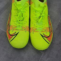 Nike football indoor football Boots, size 5.5 (38.5)
Worn but in excellent condition 
Collection or can post
