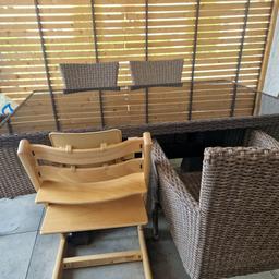 Terrassenmöbel Tisch und 6 Stühle zu verkaufen. 
Maße Tisch: 150cm x 90cm 
Glasplatte weist Kratzer auf.