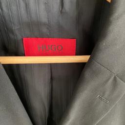 Verkaufe den Hugo Boss Blazer meines Mannes ist leider zu klein geworden in schwarz wurde nur paar mal getragen Größe 48 /M
Versand 5€