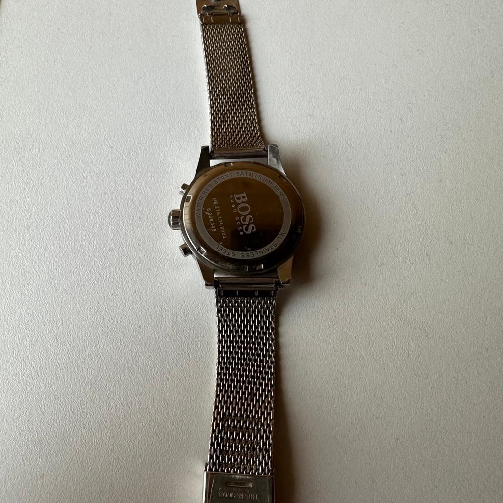 Biete meine gebrauchte Uhr von Hugo Boss mit einem milanaise Armband in Silber an.
Gebrauchsspuren vorhanden. Batterie leer
