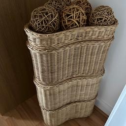 3-tier wicker storage unit with wicker balls display

In good condition, holds lots of storage 

Cash on collection from Ladbroke Grove, W10

From a clean, smoke and pet free home 

Please see my other listings
