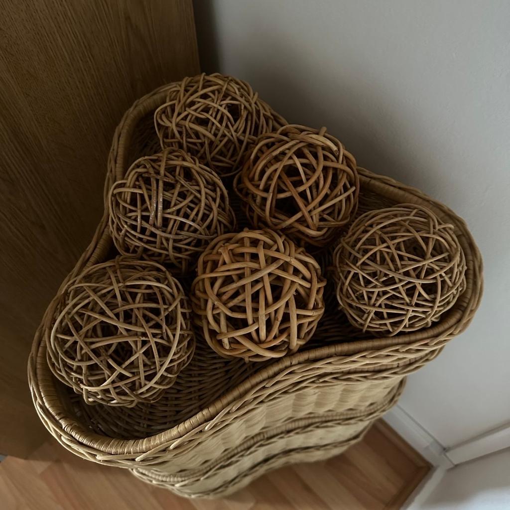 3-tier wicker storage unit with wicker balls display

In good condition, holds lots of storage

Cash on collection from Ladbroke Grove, W10

From a clean, smoke and pet free home

Please see my other listings