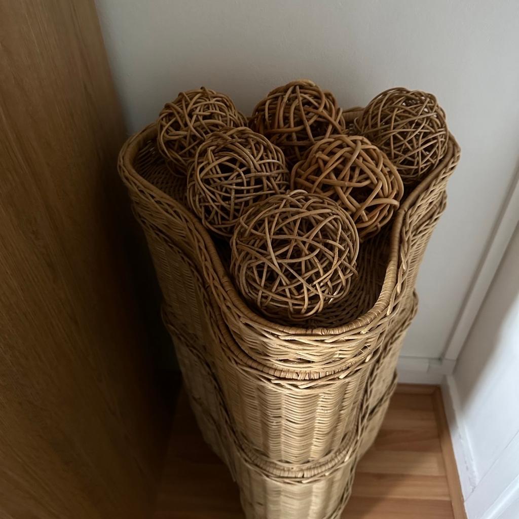 3-tier wicker storage unit with wicker balls display

In good condition, holds lots of storage

Cash on collection from Ladbroke Grove, W10

From a clean, smoke and pet free home

Please see my other listings