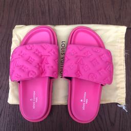 LV Louis Vuitton Velcro slides pink New
Size 4
I will post, payment is Bank transfer and postage will £4:95 recorded and tracked
Prefer collection
Price is postage included so please don’t make offers as I won’t be accepting. £30 cash on collection. 