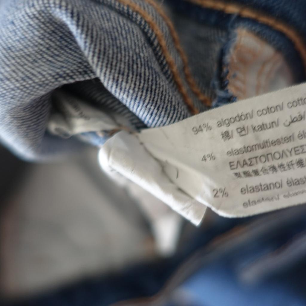 Zara schöne Jeans
Größe S
Bitte beachten Sie die Maße 36 steht im Etikett
Bundweite einfach gemessen ca. 33cm-37cm dehnbar
Bund Höhe ca. 24cm
Gesamtlänge inklusive Bund außen gemessen ca. 94cm

Verkauf erfolgt ohne weitere Dekoration
Interne Nummer CS34
Regal 15