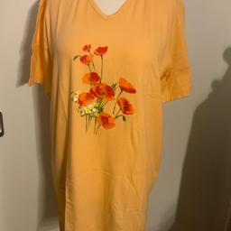 Kurzarm Nightshirt in peach orange gelb mit Mohn-Blüten Aufdruck in rot und gelb,
V-Ausschnitt,
über Knie Länge,
gerader, kastiger Schnitt;
40 C waschbar, Trockner geeignet, 100% Baumwolle, Loch- und Fleckenfrei, guter Zustand

Maße:
- AzA: 59 cm,
- einfache Brustweite: 58 cm,
- Gesamtlänge: 88 cm;

Schlagwort: Longshirt, Sleepshirt, Nachtwäsche, Schlafanzug, Pyjama, PJ, Homewear, Leisurewear, Loungewear, Midi, MIDI, short sleeves, Heimtextilien, foil print, Klatschmohn, poppy flower pattern, apricot colour, Pfirsichfarben,

Privatverkauf - keine Rücknahme, Garantie oder Gewährleistung - siehe Bild