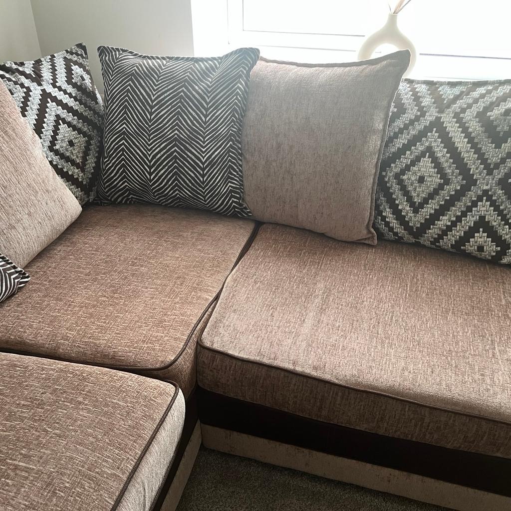 DFS corner sofa.like new ,no marks or tears .foam padded cushions.covers are washable .cost £2000.from pet and smoke free home .genuine reason for sale .chocolate and cream colour
£300 on