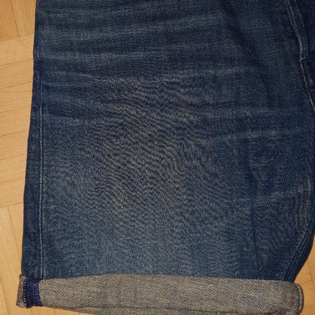 Verkaufe Herren Jeans Shorts der Marke "G-Star". Kein einziges mal getragen, noch neu! Daher keine Schäden oder Gebrauchsspuren.

- Marke: G-Star
- Größe: 32
- Farbe: blau
- High Waist, Straight Fit
- Oberstoff: 100% Baumwolle
- Tschenfutter: 65% Polyester, 35% Baumwolle
- Echter Jeans Stoff, kein Sweat Stoff
- Mit Knöpfen verschließbar
- 2 Seitentaschen rechts & links
- 1 Münztasche rechts
- 2 Po-Taschen rechts & links
- Großer G-Star Leder-Patch hinten rechts
- G-Star Etikett hinten rechts
- G-Star Stoff-Patch ober rechter Hosentasche
- Beide Beinenden können beliebig oft umgekrempelt werden - Mit cooler Waschung
- Mit breiten Gürtelschlaufen

Selbstabholung in Klagenfurt oder Eberndorf möglich!
Preis: 23 € (exkl. Versandkosten!)