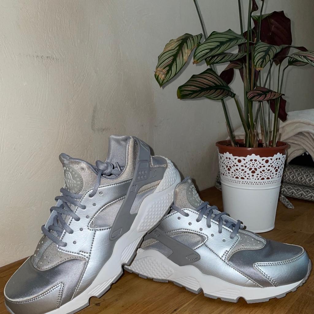 Original Nike Huarache metallic silver ‼️
Nur noch gebraucht erhältlich, selbst bei StockX in Größe 40.5 nicht mehr erhältlich ‼️

Die Schuhe sind so gut wie neu ohne Mängel👍🏼

Limitierte Auflage 😨

Bei Fragen oder wenn du mehr Bilder haben möchtest schreib mir einfach😁👍🏼‼️